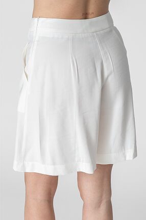 SHORTS WITH PLEAT