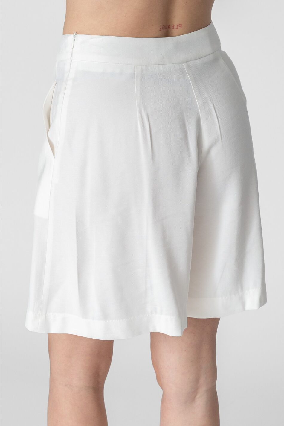 SHORTS WITH PLEAT